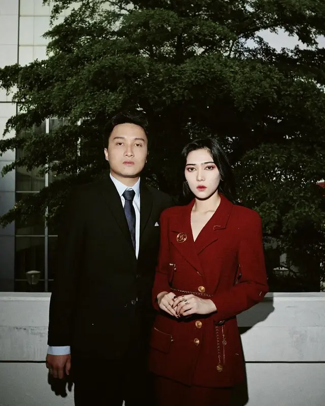 Perjuangan 13 tahun terbayarkan, 7 potret Rayhan suami Isyana Sarasvati jadi dokter spesialis kejiwaan