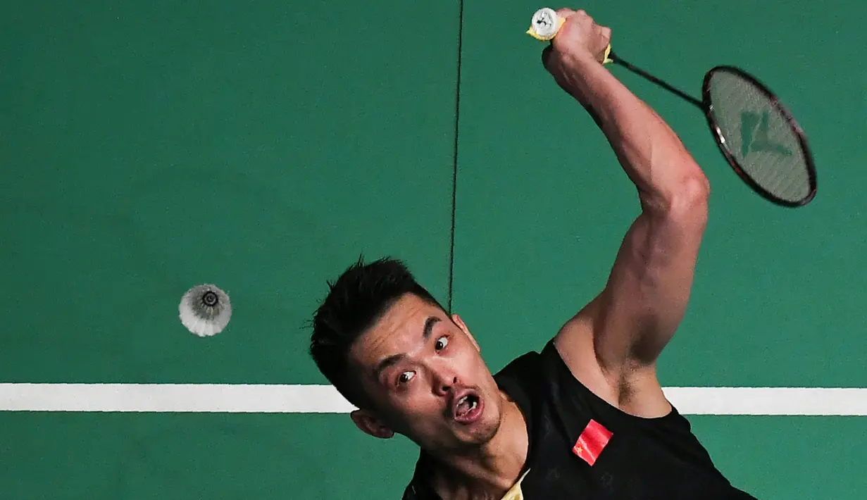 Lin Dan mengembalikan kok saat bertanding melawan Kanta Tsuneyama dalam turnamen bulu tangkis Malaysia Open di Kuala Lumpur, Malaysia, 5 April 2019. Lin Dan mengumumkan keputusannya untuk pensiun sebagai pebulu tangkis melalui media sosial miliknya, Weibo. (Mohd RASFAN/AFP)