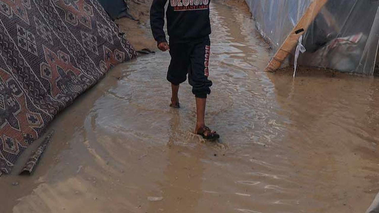 FOTO: Nestapa Pengungsi Palestina di Jalur Gaza Terkepung Genangan Banjir