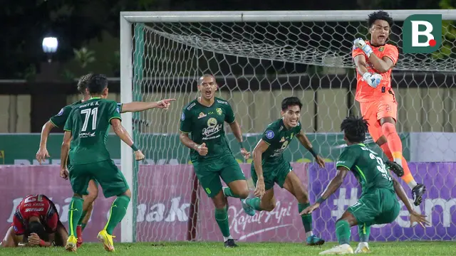 Foto: Gagalkan Penalti di Penghujung Laga, Ernando Ari Pastikan Persebaya Bungkam Arema FC di BRI Liga 1