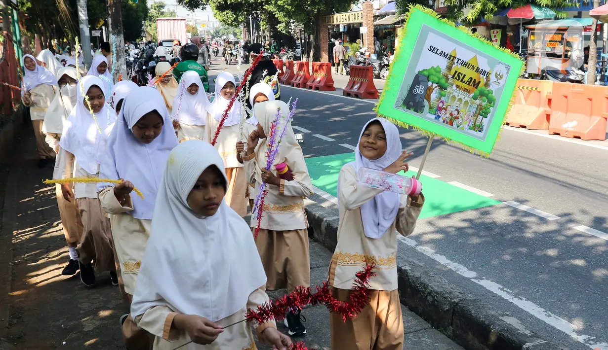 <p>Sejumlah siswa-siswi SDN 1 Anyelir membawa poster dalam rangka memperingati Tahun Baru Islam 1 Muharram 1445 Hijriah di Depok, Jawa Barat, Selasa (18/7/2023). Pawai tersebut untuk memperingati Tahun Baru Islam 1 Muharram 1444 Hijriah yang jatuh pada 19 Juli 2023. (Liputan6.com/Herman Zakharia)</p>