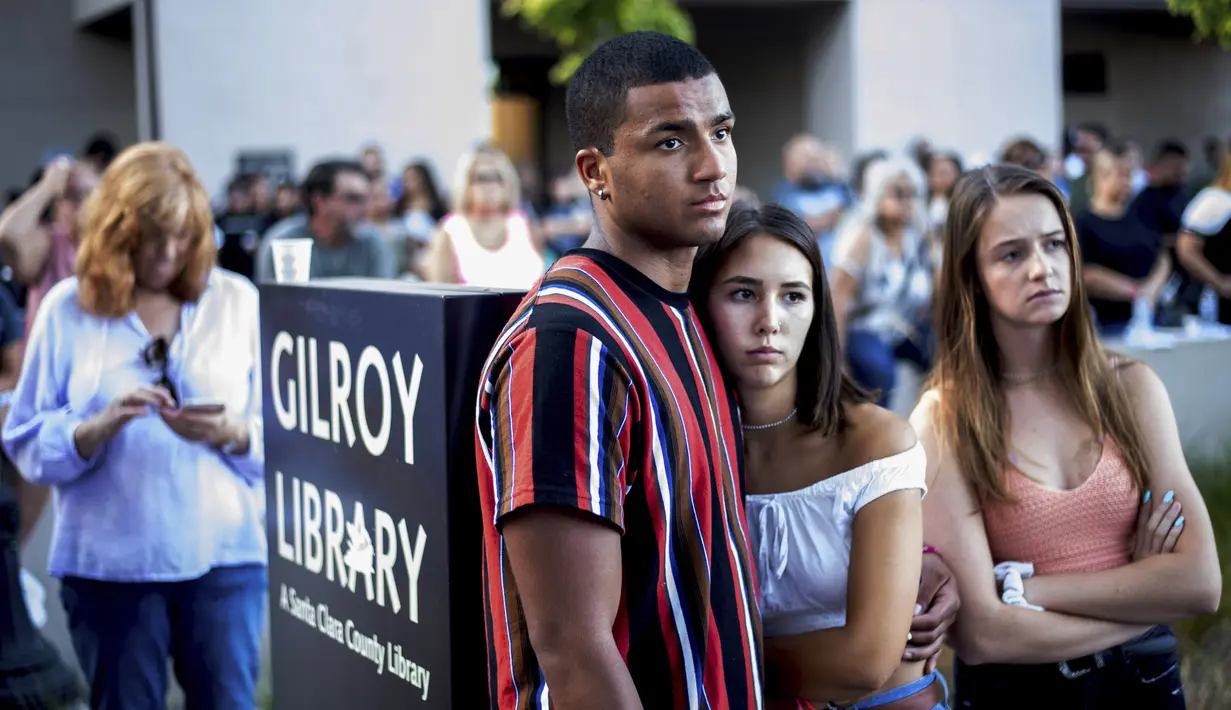 Sejumlah remaja saat menghadiri acara untuk korban penembakan brutal di festival kuliner Gilroy Garlic di Gilroy, California (29/7/2019). Tiga orang tewas dan sedikitnya puluhan orang terluka akibat kejadian tersebut. (AP Photo/Noah Berger)