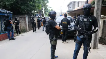 Suasana saat Densus 88 Antiteror Mabes Polri saat penangkapan terduga teroris di Jalan Gempol Raya, Kunciran Indah, Tangerang, Banten, Rabu (16/5). Petugas berhasil menangkap empat terduga teroris. (DEMY SANJAYA/AFP)