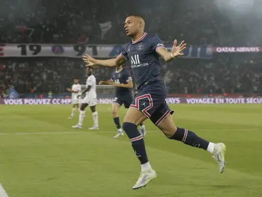 Penyerang PSG, Kylian Mbappe melakukan selebrasi usai mencetak gol ke gawang Metz pada pertandingan lanjutan Liga 1 Prancis di stadion Parc des Princes di Paris, Prancis, Minggu (22/5/2022). Mbappe mencetak tiga gol dan mengantar PSG pesta lima gol ke gawang Metz. (AP Photo/Michel Spingler)