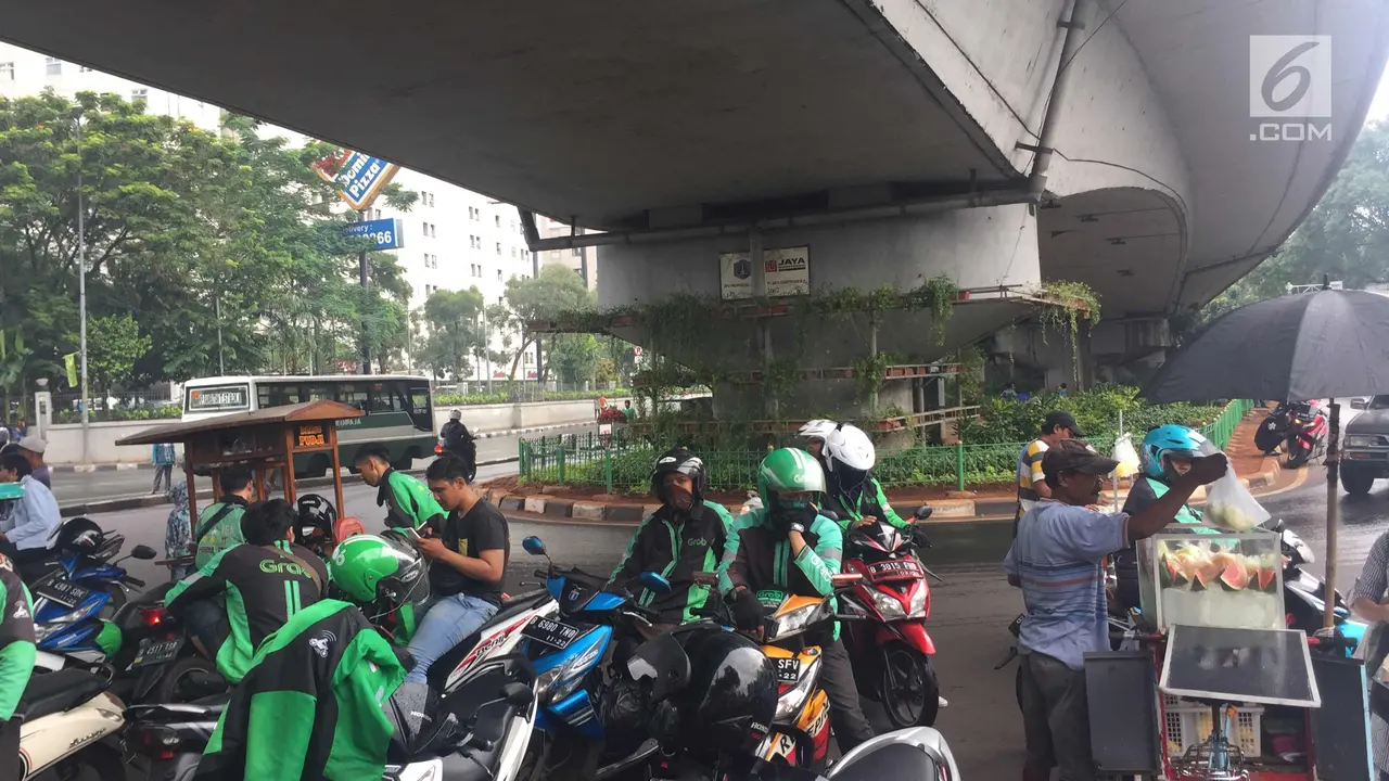 Kolong Flyover Kalibata Jadi Tempat Mangkal Ojek Online