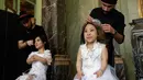 Model khusus perempuan bertubuh pendek  mempersiapkan diri sebelum pagelaran International Dwarf Fashion Show di Paris, Selasa (26/9). Ajang ini untuk meningkatkan kesadaran di dunia fesyen yang lebih inklusif dan tanpa diskriminasi. (Thomas SAMSON/AFP)