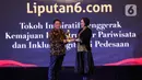 Pimpinan Redaksi Liputan6.com Elin Yunita (kanan) memberikan plakat kepada Bupati Kabupaten Pulau Taliabu,  Aliong Mus saat acara Anugerah Inspiratif Liputan6.com di hotel Shangri La, Jakarta, Rabu (31/7/2024). Bupati Kabupaten Pulau Taliabu  menerima penghargaan Tokoh Inspiratif Penggerak Kemajuan Insfrastuktur Pariwisata dan Inklusi Digital di Pedesaan. (Liputan6.com/Herman Zakharia)