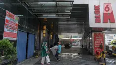 Warga melintas di depan Pasar Tanah Abang Blok A yang tutup di Jakarta, Jumat (12/4/2024). (Liputan6.com/Herman Zakharia)