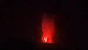 Detik-detik Lava Air Mancur Anak Krakatau Diikuti Dentuman dan Gemuruh