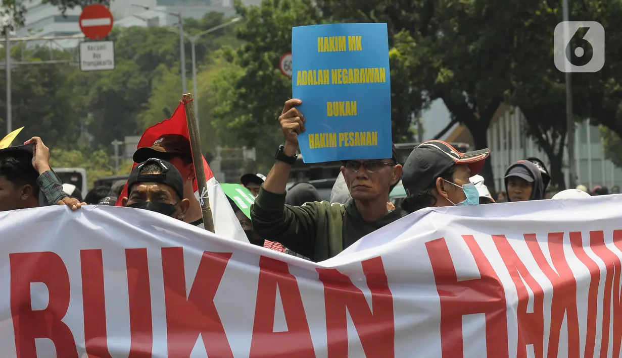 Aksi tersebut untuk mendesak Mahkamah Konstitusi (MK).untuk menolak permohonan uji materi UU pemilu terkait syarat usia Capres-Cawapres. (merdeka.com/Imam Buhori)