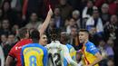 Pemain Valencia, Gabriel Paulista menerima kartu merah dari wasit Javier Alberola Rojas saat bertanding melawan Real Madrid  selama pertandingan La Liga Spanyol di stadion Santiago Bernabeu di Madrid, Jumat (3/2/2023). Valencia kini tertahan di urutan 14 dengan 20 poin. (AP/Bernat Armangue)