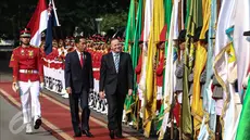 Presiden Joko Widodo berjalan bersama PM Selandia Baru John Key saat upacara penyambutan di Halaman Istana Merdeka, Jakarta,  (18/7). Dalam kunjungan John Key membahas tentang peningkatan hubungan Indonesia-Selandia Baru. (Liputan6.com/Faizal Fanani)