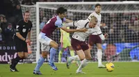 Pemain Manchester City, Erling Haaland, berusaha melewati pemain Aston Villa, Pau Torres, pada laga lanjutan pekan ke-15 Premier League di Stadion Villa Park, Kamis (07/12/2023). (AP Photo/Rui Vieira)