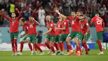 Pemain Maroko merayakan kemenangan timnya setelah mengalahkan Maroko di babak adu penalti saat laga 16 besar Piala Dunia 2022 yang berlangsung di Education City Stadium, Selasa (06/12/2022). (AP/Luca Bruno)