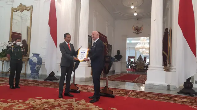 Penyerahan Sejumlah Hadiah dari Presiden FIFA, Gianni Infantino kepada Presiden Joko Widodo (Jokowi)