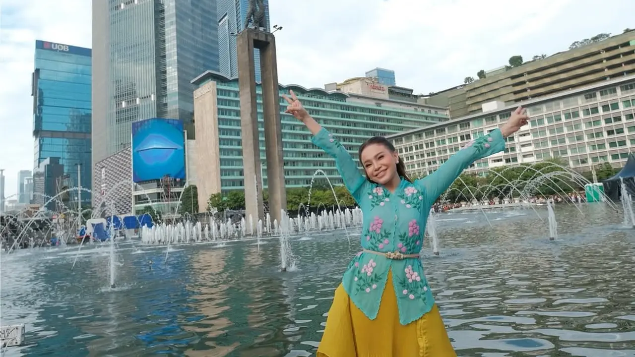 Gaya Rossa Manggung di Bundaran HI, Tampil Fresh dan Youthful dengan Syling Kebaya Encim Modern