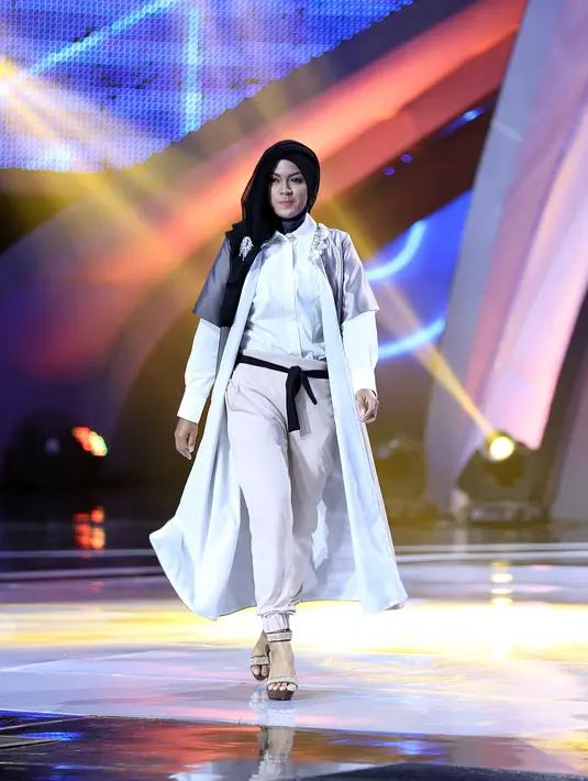 "Wah, gugup udah pasti. Aku enggak biasa fesyen show gini tiba-tiba dikontak diminta hadir meramaikan ISMA 2K16. Gugup, deg-degan, soalnya enggak pernah," terang Rizma Bintang.com di kawasan Daan Mogot, Selasa malam (1/11/2016). (Nurwahyunan/Bintang.com)