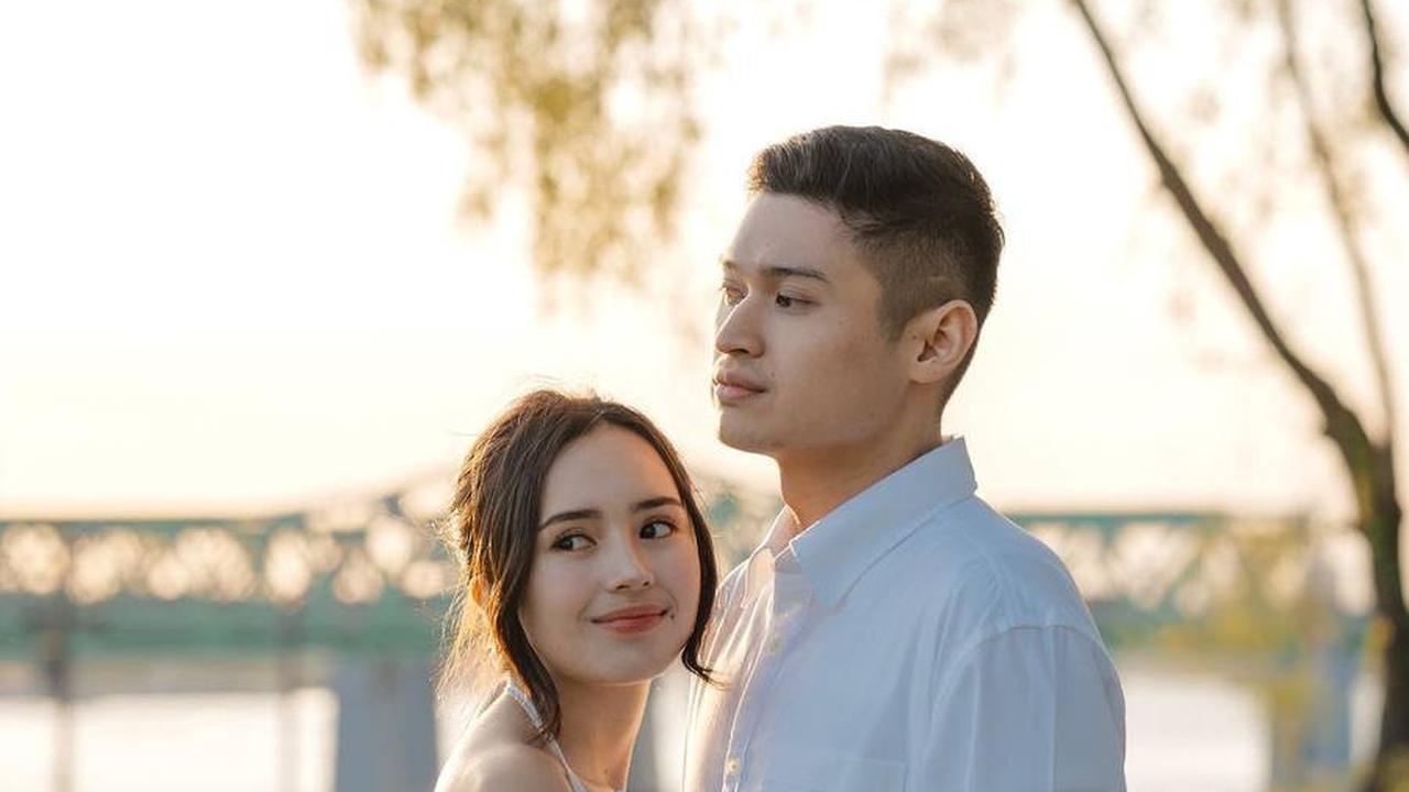 Momen Pelukan Mesra di Depan Kamera