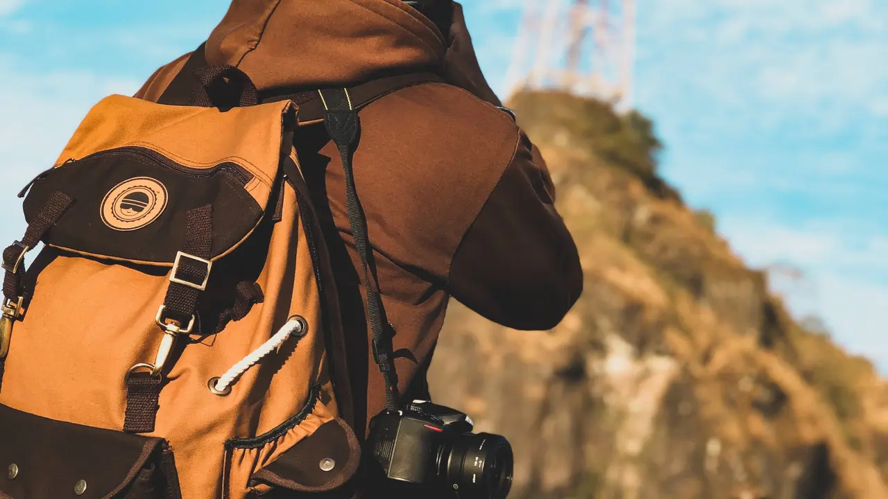 Contoh ilustrasi solo travel