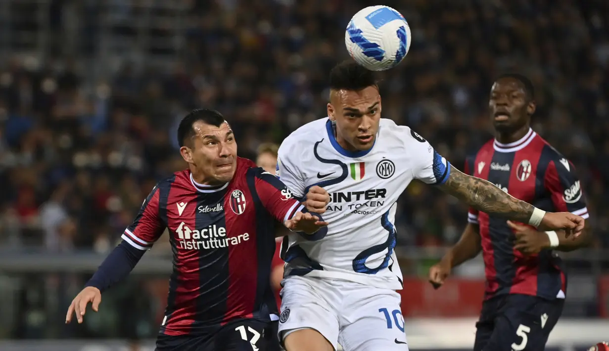 <p>Gelandang Bologna, Gary Medel berebut bola dengan penyerang Inter Milan, Lautaro Martinez pada pertandingan lanjutan Liga Serie A Italia di stadion Renato Dall'Ara di Bologna, Italia, Kamis (28/4/2022). Bologna menang atas Inter Milan dengan skor tipis 2-1. (Massimo Paolone/LaPresse via AP)</p>