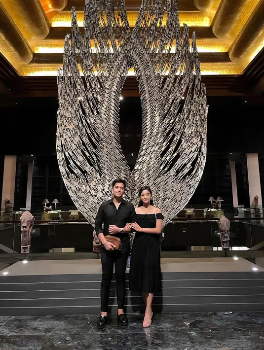 Sedangkan Rendi tampil gagah dengan kemeja dan celana panjang serba hitam. [@glencachysaraofficial]