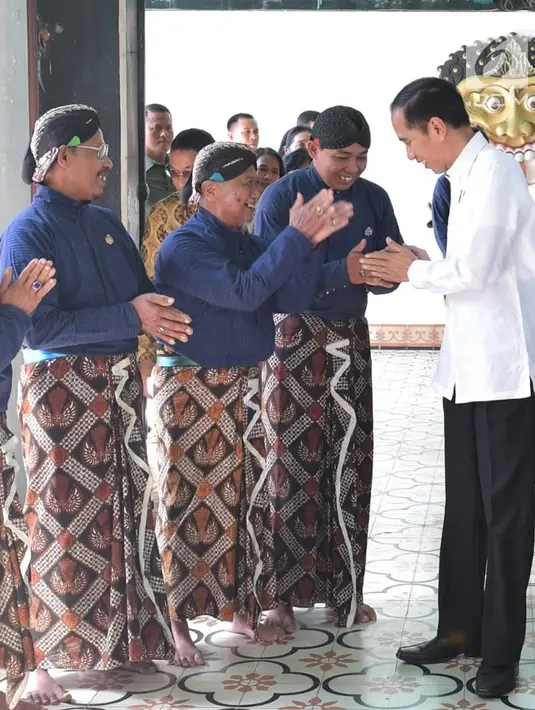 Presiden Joko Widodo bersalaman dengan abdi dalem saat tiba di Keraton Yogyakarta, Jumat (28/9). Dalam santap pagi tersebut, Jokowi dan Sri Sultan HB X berbicara mengenai banyak hal, mulai dari cucu hingga urusan kebangsaan. (Liputan6.com/HO/Biropers)