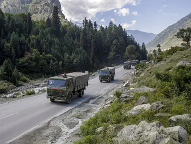 Konvoi tentara India bergerak di Jalan Raya Srinagar-Ladakh, Gagangeer, Srinagar, Kashmir, India, Rabu (9/9/2020). India dan China terlibat dalam kebuntuan yang menegangkan di wilayah gurun dingin Ladakh sejak Mei lalu. (AP Photo/Dar Yasin)
