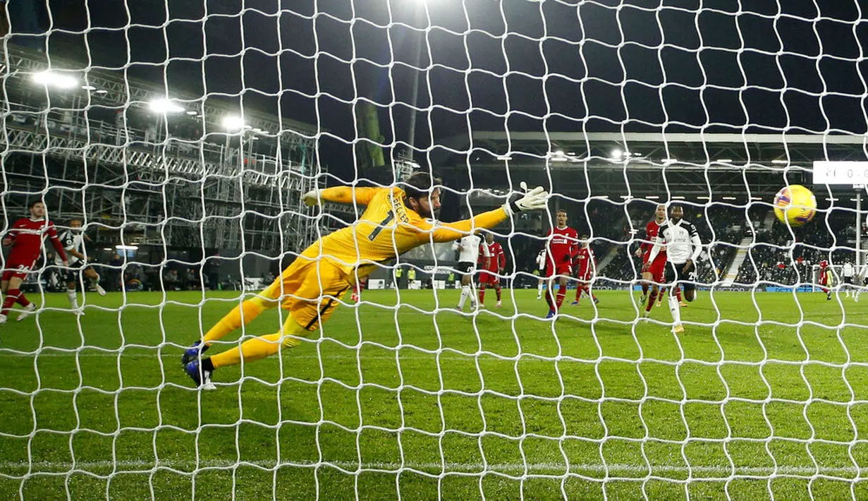 Pemain Fulham Bobby Decordova-Reid (kedua kiri) mencetak gol ke gawang Liverpool pada pertandingan Liga Premier Inggris di Stadion Craven Cottage, London, Minggu (13/12/2020). Liverpool dan Fulham bermain imbang 1-1. (AP photo/Matt Dunham, Pool)