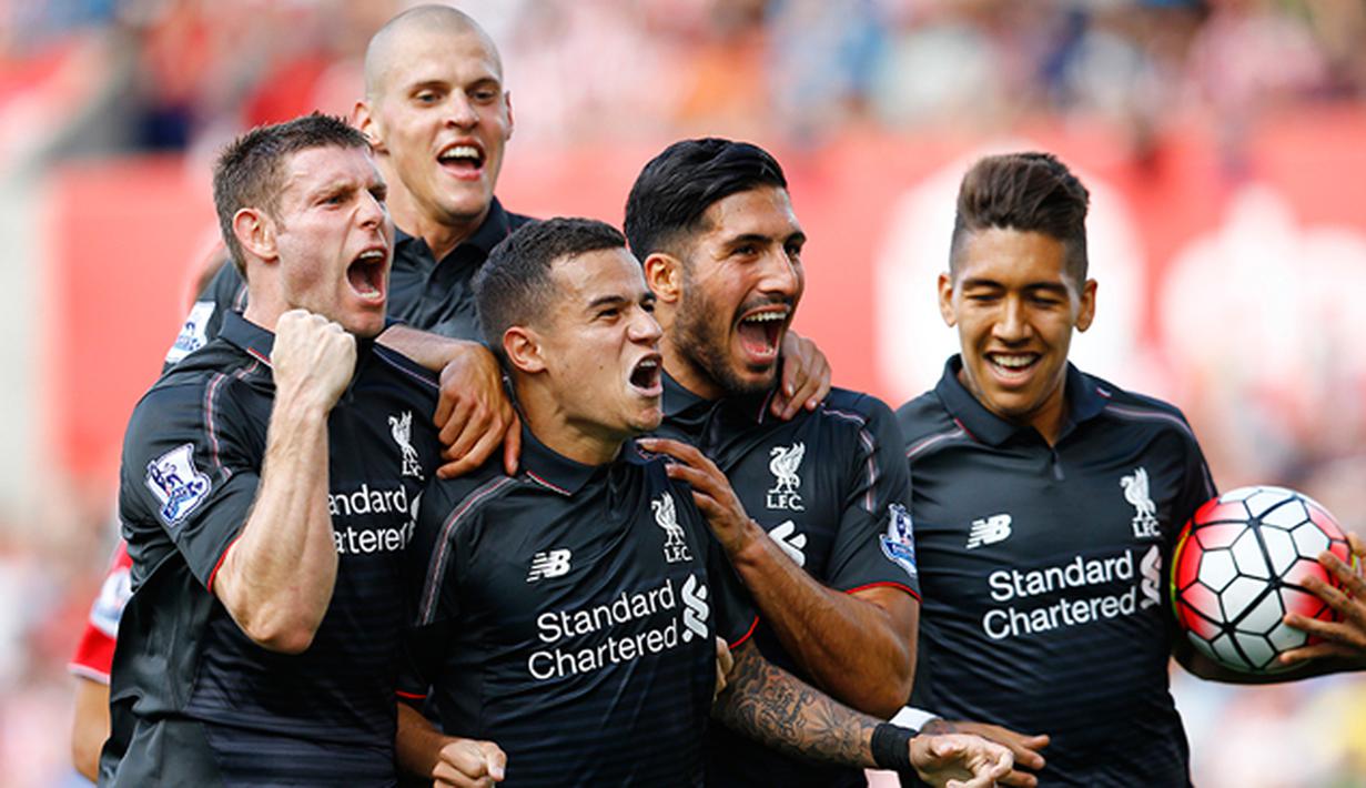 Sejumlah pemain Liverpool merayakan gol yang dicetak oleh Philippe Coutinho ke gawang Stoke pada laga Liga Premier Inggris di Britannia Stadium, Inggris, Minggu (9/8/2015). Stoke kalah 0-1 dari Liverpool. (Reuters/Darren Staples) 