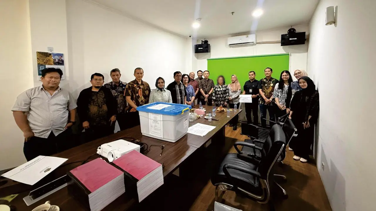 DJP menyerahkan tersangka kasus pajak dengan kerugian negara Rp 3,32 miliar ke Kejaksaan Negeri Jakarta Pusat. (Dok Kanwil DJP Jakarta Pusat)
