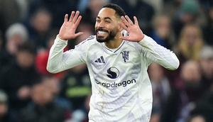 Striker Man Utd, Matheus Cunha, merayakan golnya ke gawang Aston Villa, Minggu (21/12/2025) (Jacob King/PA via AP)