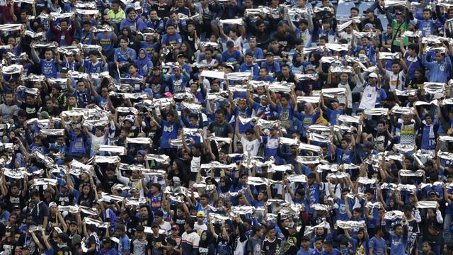 Suporter Persib Bandung, Bobotoh, memberikan dukungan saat melawan TIRA Persikabo pada laga Piala Presiden 2019. (Bola.com/Yoppy Renato)