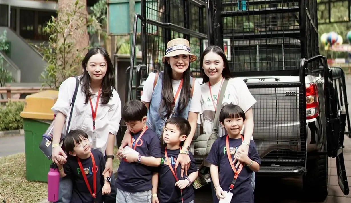 Liburan bersama anak ke Taman Safari, tentu menjadi momen yang menyenangkan. Apalagi ditemani dengan liburannya ini ramai dengan rombongan tentu lebih seru. Dalam momen ini telihat bahwa kedua buah hatinya tidak hanya liburan bersama orang tua, namun bersama teman-temannya. (Liputan6.com/IG/@sandradewi88)