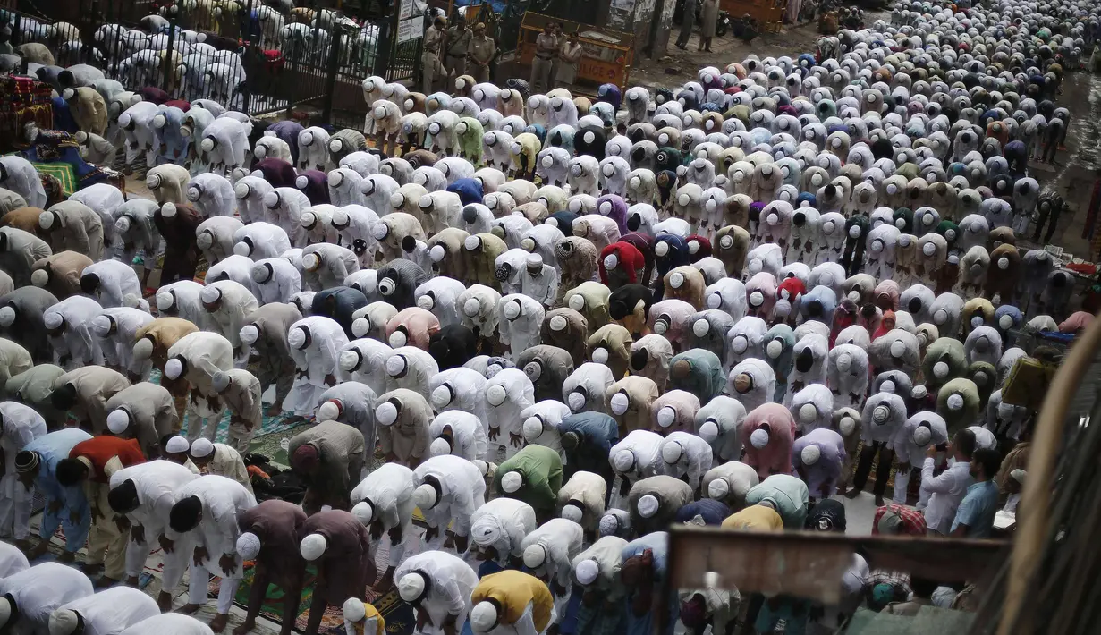 Ratusan pemeluk agama Islam di India melaksanakan salat idul Fitri di Masjid Jama, Selasa (29/7/14). (REUTERS/Adnan Abidi)