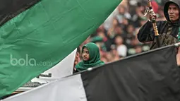 Seorang Suporter wanita menatap serius timnya PSS Sleman berlaga melawan Persipura pada partai pembuka Piala Presiden 2017 di Stadion Maguwoharjo, Sleman, Sabtu (4/2/2017). (Bola.com/Nicklas Hanoatubun)