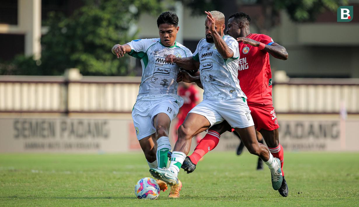 <p>Dua pemain PSS Sleman, Phil Ofosu Ayeh (tengah) dan kapten tim Fachruddin Aryanto berebut bola dengan pemain Semen Padang, Kenneth Ngwoke pada laga pekan ke-3 BRI Liga 1 2024/2025 di Lapangan STIK-PTIK, Jakarta Selatan, Senin (26/8/2024). (Bola.com/Bagaskara Lazuardi)</p>