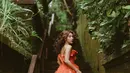 Dalam liburannya ke Bali pada awal tahun ini, Adinda Thomas mengunggah pemotretannya saat tampil menawan dengan dress. Tampil lebih feminim dari biasanya, gayanya ini pun menuai banyak pujian dari para penggemarnya. (Liputan6.com/IG/@adindathomas)