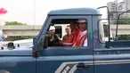 Presiden Joko Widodo (Jokowi) berada di dalam mobil jip seusai meresmikan jalan Tol Bekasi-Cawang-Kampung Melayu (Becakayu), Jumat (3/11). Bersama rombongan, Jokowi konvoi menjajal ruas tol Becakayu tersebut. (Liputan6.com/Angga Yuniar)