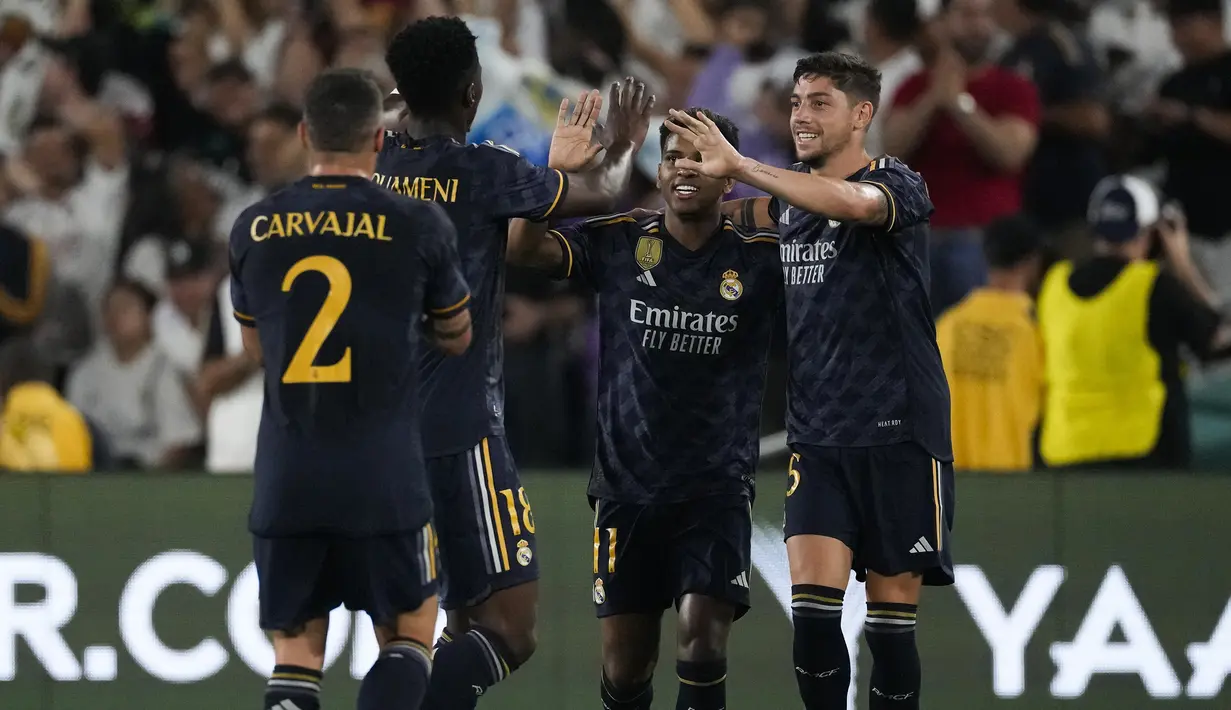Real Madrid sukses mengalahkan AC Milan dengan skor 3-2 dalam laga pramusim 2023/2024 bertajuk Soccer Champions Tour 2023 di Rose Bowl Stadium, Pasadena, California, Senin (24/7/2023) pagi WIB. Sejatinya AC Milan sempat unggul dua gol terlebih dahulu di babak pertama, namun Los Blancos melakukan comeback gemilang di babak kedua dengan mencetak tiga gol untuk memenangkan pertandingan. Dua gol AC Milan dicetak oleh Fikayo Tomori pada menit ke-25 dan Luka Romero pada menit ke-42. Sementara tiga gol Real Madrid dilesakkan melalui brace Federico Valverde pada menit ke-57 dan 59, ditambah gol dari Vinicius Junior pada menit ke-84. (AP Photo/Ashley Landis)