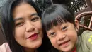 Gemasnya Kahiyang Ayu yang berfoto selfie dengan anak perempuannya. Di sini Kahiyang Ayu tampil ayu dan simpel hanya mengenakan knitted top berwarna merah muda dan memulas bibirnya dengan lipstik merah. [Foto: Instagram/ayanggkahiyang]