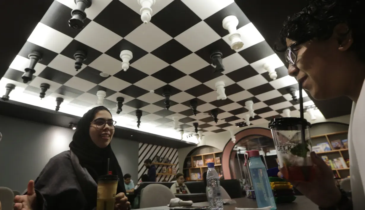 Warga Saudi mengobrol di area board game di Geek coffee di Jeddah, Arab Saudi, Kamis (11/11/2021).  Terdapat lebih dari 1.000 figur karakter anime dan 300 publikasi manga yang dipamerkan untuk melayani komunitas penggemar anime. (AP Photo/Amr Nabil)
