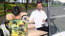<p>Presiden Joko Widodo atau Jokowi mengemudikan mobil golf sambil menyapa masyarakat yang berada di area sekitar Istana Kepresidenan Yogyakarta pada Selasa 3 Mei 2022. Pada hari kedua lebaran, Jokowi bermain bersama cucu-cucunya di halaman Istana Kepresidenan. (Foto: Lukas - Biro Pers Sekretariat Presiden)</p>