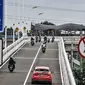Sejumlah kendaraan melintasi melintasi jalan layang atau flyover Tanjung Barat, Jakarta, Minggu (31/1/2021). Uji coba flyover tapal kuda hari ini dimulai sejak pukul 08.00-21.00 WIB, sedangkan untuk dua hari ke depan dimulai pukul 06.00-21.00 WIB. (merdeka.com/Iqbal S. Nugroho)
