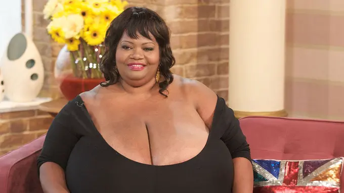 Selain Jiang Qing, Annie Hawkins Juga Terkenal Karena Payudaranya