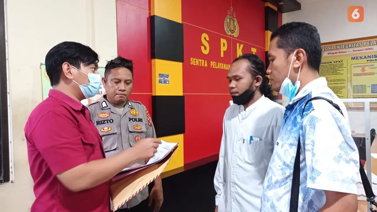Hamid Dude didampingi oleh kuasa hukumnya saat melapor ke SPKT Polda Gorontalo (Arfandi Ibrahim/LIputan6.com)