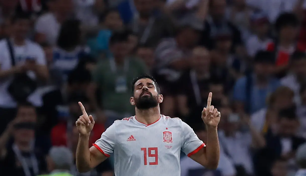 Penyerang Spanyol Diego Costa berselebrasi usai mencetak gol ke gawang Portugal pada pertandingan grup B Piala Dunia 2018 di Stadion Fisht di Sochi, Rusia (15/6). Costa mencetak dua gol di pertandingan tersebut. (AP Photo/Manu Fernandez)