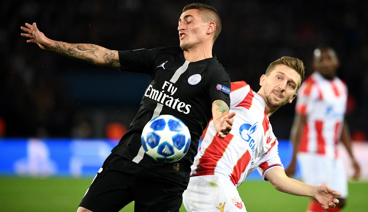 Gelandang PSG, Marco Verratti, berusaha melewati gelandang Red Star, Marko Marin, pada laga Liga Champions di Stadion Parc des Princes, Paris, Rabu (3/10/2018). PSG menang 6-1 atas Red Star. (AFP/Franck Fife)