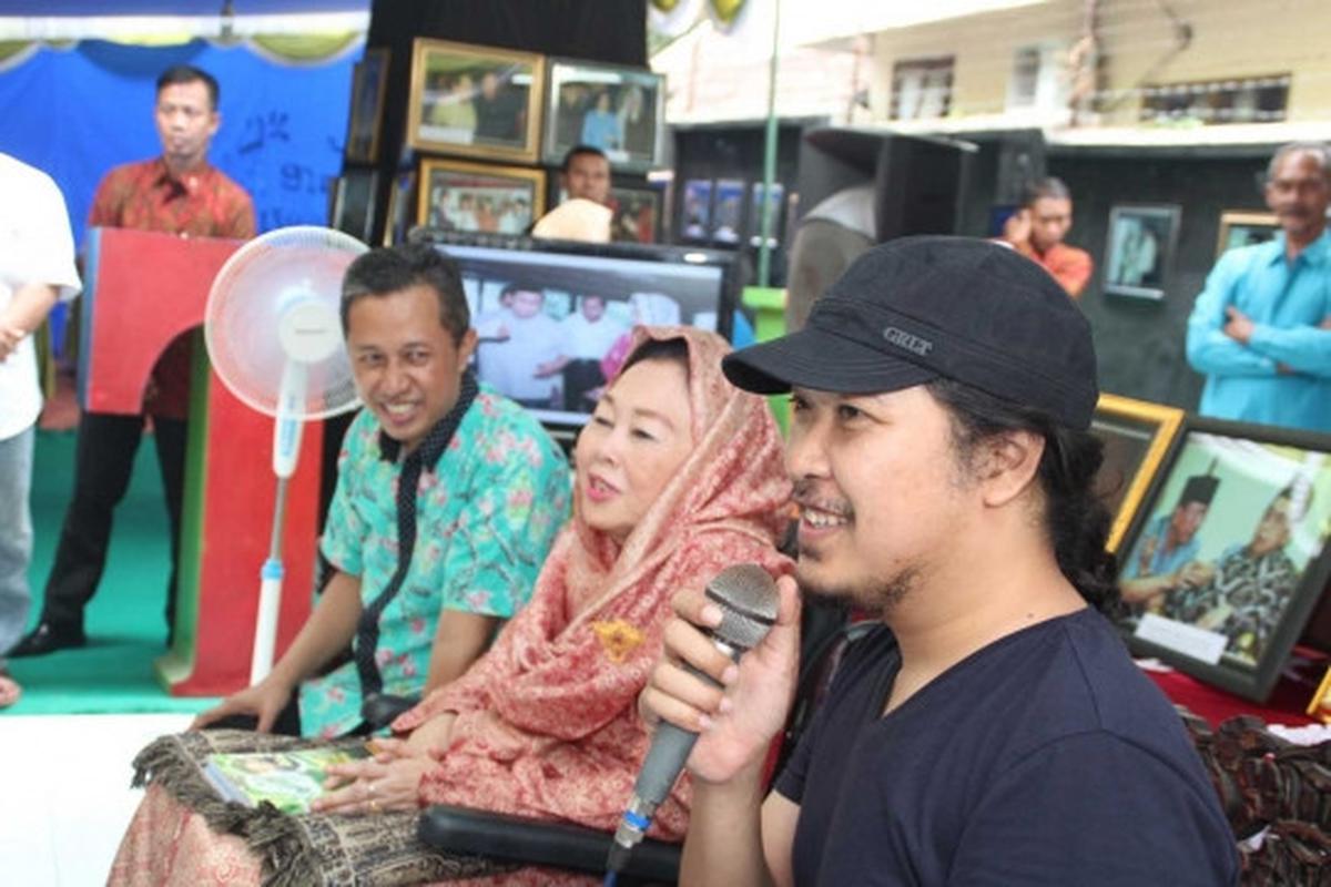 Melihat pameran foto Gus Dur saat menjadi Presiden