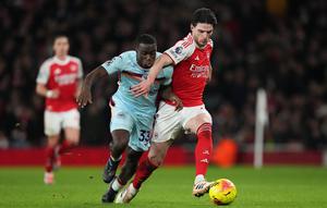 Declan Rice (kanan) berebut bola dengan Michael Kayode laga Arsenal vs Brentford di Emirates Stadium pada hari Kamis (04/12/2025) dini hari WIB. (AP Photo/Kirsty Wigglesworth)