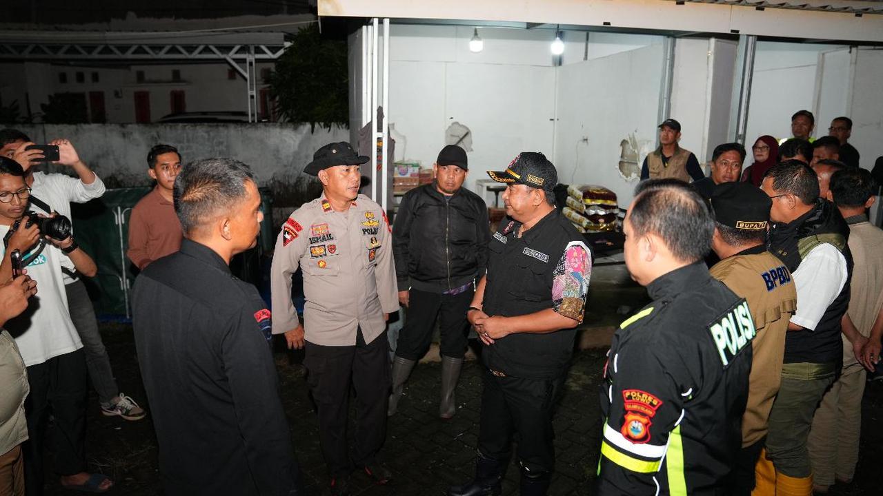 Mantan Kepala Dinas Komunikasi dan Informatika Sulsel ini mengaku saat ini masih melakukan evakuasi dan assesment warga terdampak banjir bandang dan tanah longsor.<br>